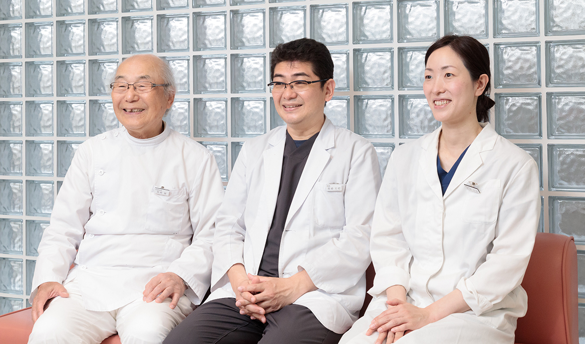 尾崎 馨 先生、尾崎 元昭 院長、尾崎 可奈 副院長
