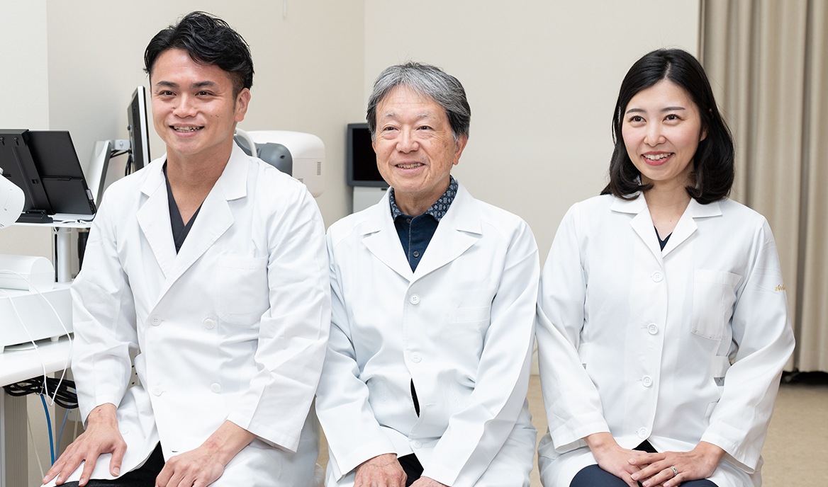 玉城宏一院長、玉城和範副院長、玉城麻夏先生 玉城眼科
