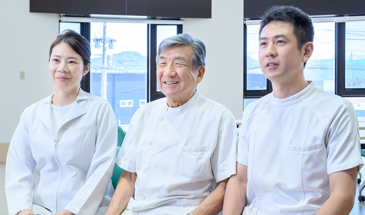 海津 嘉蔵 院長、海津 嘉弘 先生、海津 美穂 先生