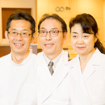 橋口 一弘 院長、綾 美咲 先生、入江 啓 先生