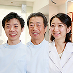 豊田 寛朗 院長、豊田 河清 先生、藤田 絢美 先生
