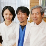 又吉 勝男 理事長、又吉 誉章 院長、又吉 聡子 先生