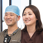 田中 亜季郎 院長、岡本 桃子 さん