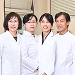 花岡 芳雄 院長、花岡 啓子 先生、門阪 真知子 先生、花岡 紗知子 さん