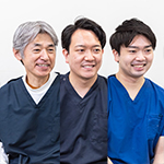 野崎 康弘 院長、正東 脩平 先生、林 孝太朗 先生