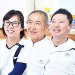 岩橋延浩理事長、上田誠一郎院長、森岡梨奈先生 岩橋歯科医院