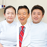 本間 憲章 院長、工藤 桂子 先生、本間 憲二 先生