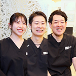 菅良宜理事長、森川貴史院長、水野伶南副院長 すが歯科・矯正歯科 門真守口院 大人こどもクリニック