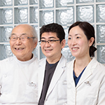 尾崎馨先生、尾崎元昭院長、尾崎可奈副院長 尾崎医院