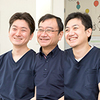 板家隆院長、板家智副院長、板家朗先生 いたや小児歯科大人歯科医院