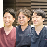 斎田寛之院長、野原康平先生、大村星太先生 斉田歯科医院