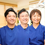 川崎正仁理事長、川崎正宗院長、奥山光子先生 歯科川崎医院