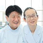 杉山日出樹院長、杉山陽子さん 杉山歯科医院