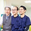 金子元春院長、亀井俊幸さん、渡里恭平さん 健彰会クリニック 整形外科リウマチ科