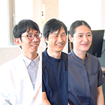 横田甚院長、平川恵基さん、白石香菜子さん 岸辺くすのき透析クリニック