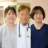 吉野英院長、藤田瑞歩さん、上野真智さん 吉野内科・神経内科医院