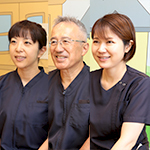 冨本昌之院長、長尾諒子副院長、田村怜子先生 とみもと歯科医院