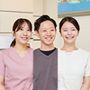坂森琳伽さん、四方一弥院長、桑山智早さん Halulu渋谷歯科