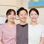 坂森琳伽さん、四方一弥院長、桑山智早さん Halulu渋谷歯科