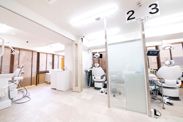 篠崎直樹院長 矯正・自由が丘歯科室1
