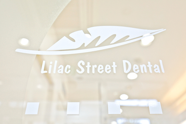 松岡英美院長 ライラック通り歯科1