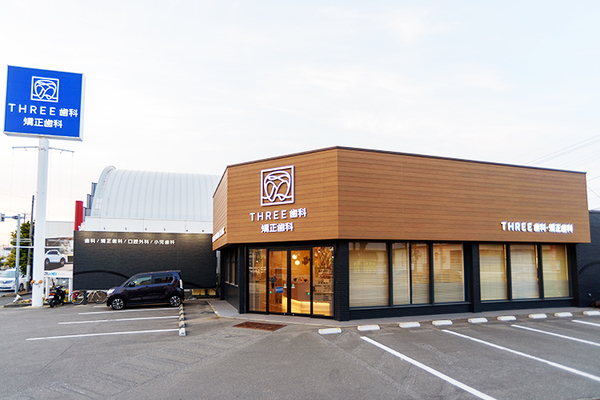 小野馨照院長、森田崇裕先生 春日THREE歯科・矯正歯科1