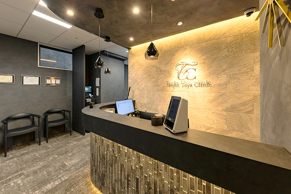 遠矢政和院長 Tenjin Toya Clinic1