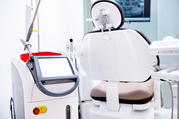 鹿乃さやか院長、菊地雅己副院長 ドルミーレデンタルオフィス表参道1