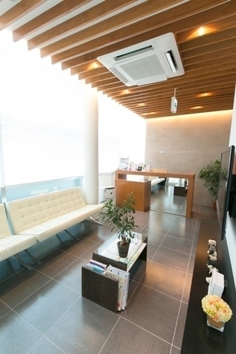 小泉儀明院長、阿部友里子副院長 こいずみ矯正歯科クリニック1