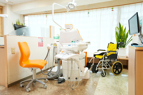 川崎正仁理事長、川崎正宗院長、奥山光子先生 歯科川崎医院1