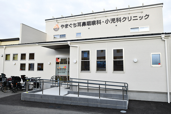 山口智理事長、村上亮介院長、山口和子副院長 やまぐち耳鼻咽喉科・小児科クリニック1