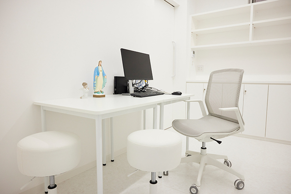 黒木春郎院長 こどもとおとなのクリニック パウルーム1