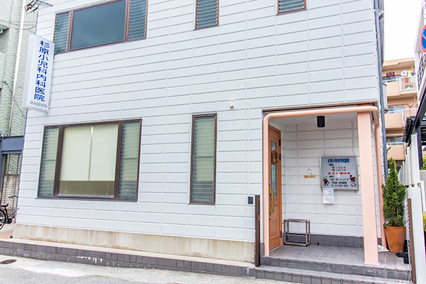 杉原加寿子院長、吉田龍平先生 杉原小児科内科医院1