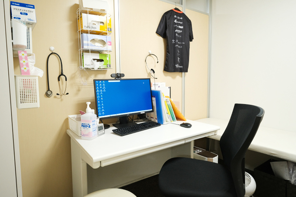 明石哲郎院長 ラピスクリニック天神1