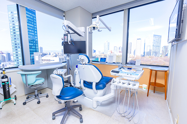 平島智秀理事長、水谷鮎子院長 新宿パークタワー歯科1
