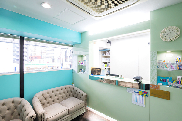 勝見友晴院長、勝見まどか副院長 かつみ歯並び・かみ合わせ矯正歯科1