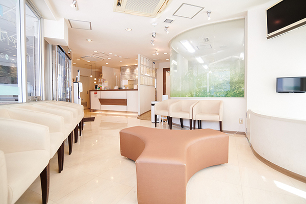 秋山哲郎院長 アイボリー歯科クリニック1