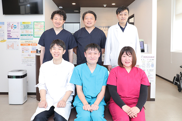 王興栄院長、小宮山太貴さん、里中洋介さん 西尾久リウマチ整形外科2