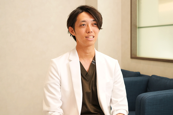 梅田龍院長 R形成外科皮膚科クリニック横浜みなとみらい2