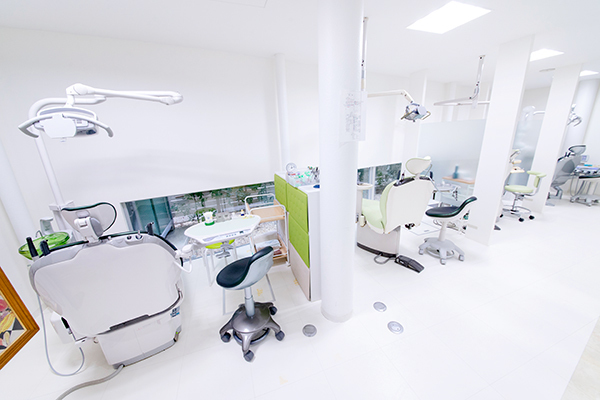 友廣友香子院長、友廣忠文副院長 大泉こどもおとな歯科診療室2