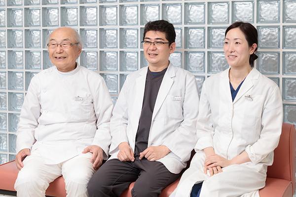 尾崎馨先生、尾崎元昭院長、尾崎可奈副院長 尾崎医院2