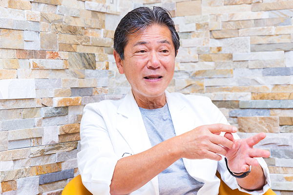 桑満おさむ院長、八ヶ代康将先生 五本木クリニック2