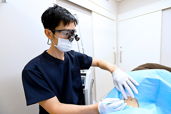 花岡佑真院長 千里皮膚科2