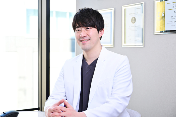 高橋明寛院長、高橋彩記子副院長 大塚CARNA歯科 矯正歯科2