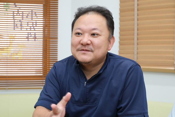 賀陽聡一郎院長、福田麻子副院長、賀陽綾子さん かよう内科小児科2