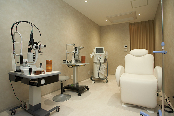 照林優也院長、西尾彩副院長 てるばやし眼科2