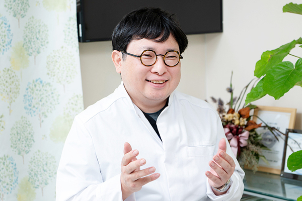 大島壮太郎院長、大島朋実さん 湘南茅ヶ崎よろづ診療所2