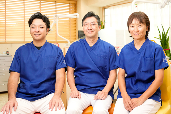 川崎正仁理事長、川崎正宗院長、奥山光子先生 歯科川崎医院2