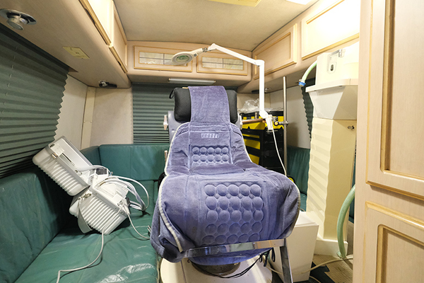 青山芳博院長 歯科室 青山2