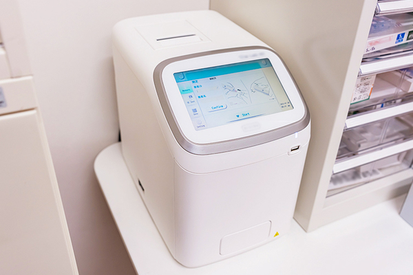 尾島洋介院長、尾島碧副院長 よつや駅前クリニック 内科と皮膚科・形成外科3